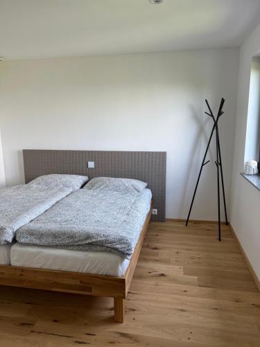 格蒙登Grünberg Apartments的一间卧室配有一张铺有木地板的床。