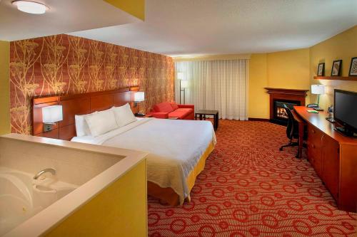 尼亚加拉瀑布尼亚加拉瀑布万怡酒店 的酒店客房配有一张床和浴缸。