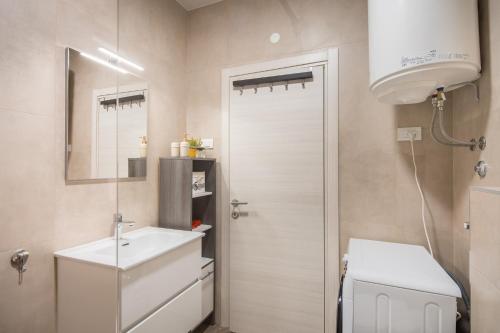 法扎纳Villa Skrila的一间带水槽、卫生间和镜子的浴室