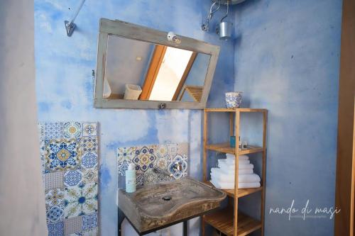 滨海波利尼亚诺马塞里亚吉安格兰德客房旅馆的一间带水槽和镜子的浴室