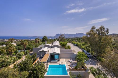 考瑙皮迪亚纳Natura Hill Villa IV Sea View的享有带游泳池的房屋的空中景致