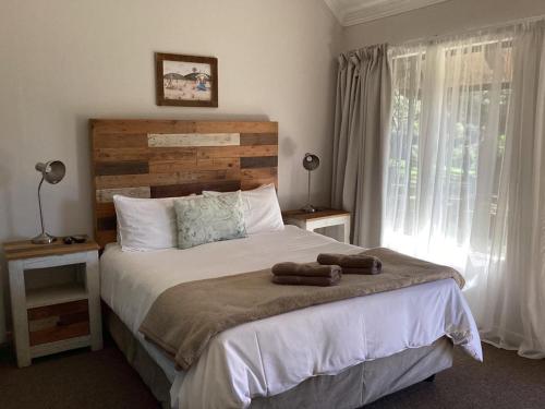 伯格维尔Ledges Retreat的一间卧室设有一张大床和一个窗户。