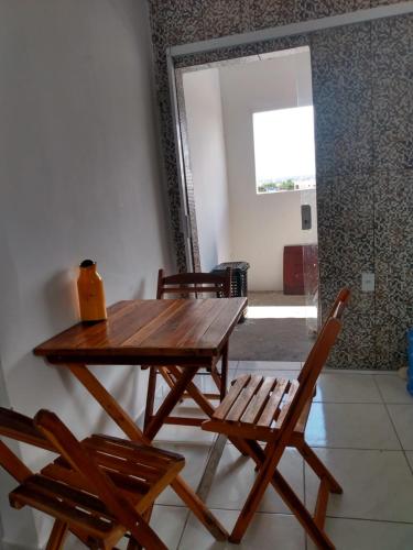大坎皮纳Apartamento temporada para São joao的窗户客房内的一张木桌和椅子