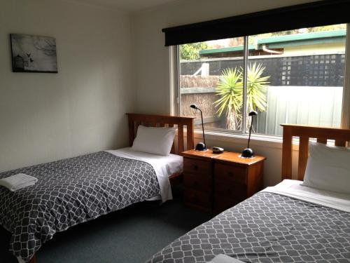 卡尔斯菲利普岛别墅酒店的一间卧室设有两张单人床和一个窗户。