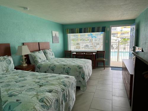 威尔伍德克拉斯特Ala Kai Resort Motel的酒店客房设有两张床和一个阳台。