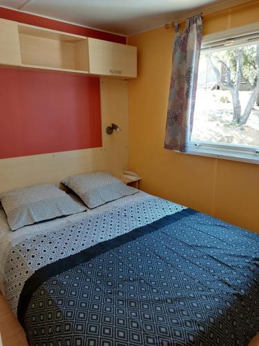 卢米奥LAVATOGGIO的一间卧室设有一张床和一个窗口