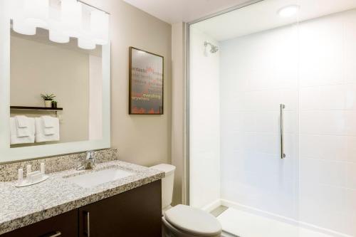 Harmarville匹兹堡哈马尔维尔万豪广场套房酒店的带淋浴、卫生间和盥洗盆的浴室