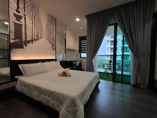 加影Vista Bangi Apartment的一间卧室配有一张带鲜花的大床