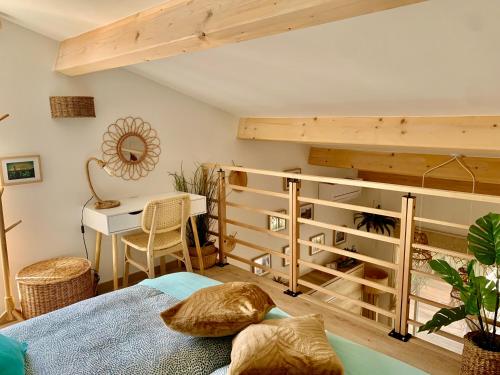 拉西约塔Maisonnette avec terrasse et jardin-Parking privé-9mn des plages à pied的一间卧室配有高架床和一张书桌