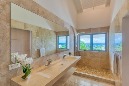 贝尔龙格Villa El Grande Azure的一间带大水槽和大镜子的浴室