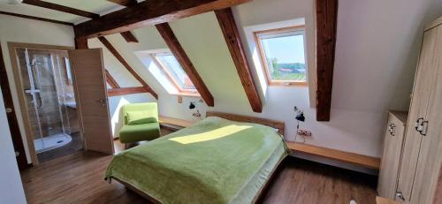 博登斯边的伊门施塔特Waldvogel Ferienzimmer klimatisiert的一间卧室配有一张床,浴室设有窗户