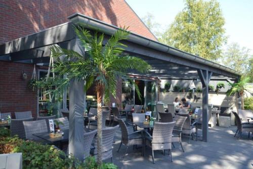 哈登贝赫Chalet vakantiepark Kleine Belties 18的庭院配有桌椅和围栏