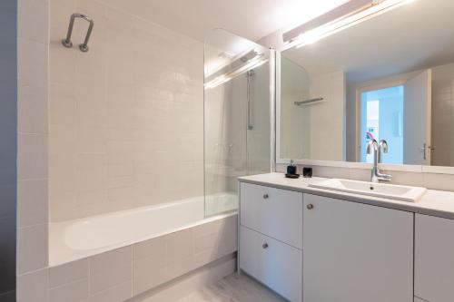 巴古尔B-16的白色的浴室设有水槽和淋浴。