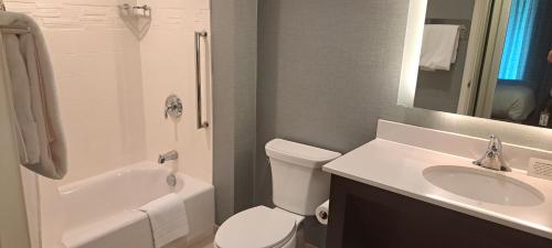 西哥伦比亚Residence Inn by Marriott Columbia West/Lexington的浴室配有白色卫生间和盥洗盆。