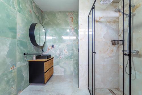 普拉亚布兰卡Villa Olive Tree的带淋浴和镜子的浴室