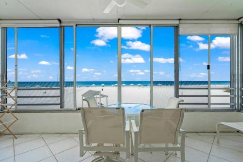 西耶斯塔岛Island House Beach Resort 3S的一间享有海滩美景的用餐室