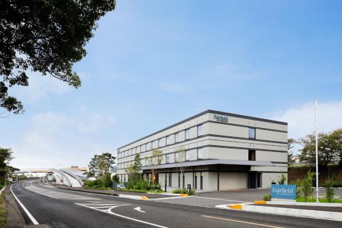 MihamaFairfield by Marriott Mie Kumano Kodo Mihama的公路边的办公楼