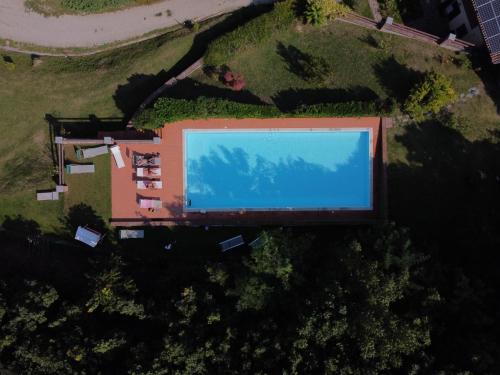 阿尔巴StarsBox CasaSilvana的享有大型蓝色游泳池的顶部景致
