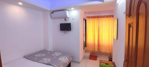 达卡Hotel Prime Inn Mirpur 10的小房间设有床和窗户