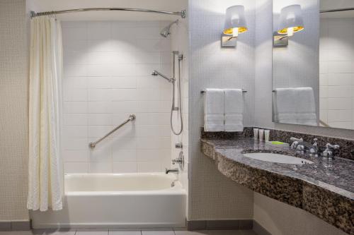 达拉斯达拉斯格拉瑞亚艾美酒店的带浴缸、水槽和淋浴的浴室
