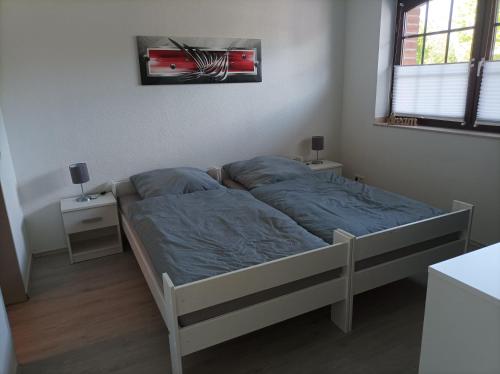 泰尔格特Ferienwohnung Am Stadtfeldgraben的小卧室配有一张挂有汽车照片的床