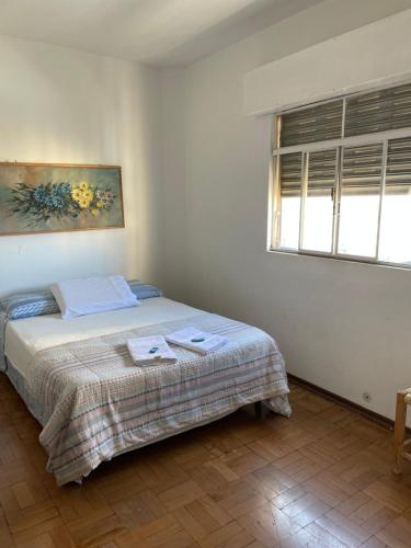 伊图Apart 603 - Centro Histórico的一间卧室设有一张床和一个窗口