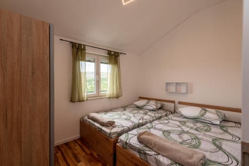 希贝尼克Holiday House Mablo with pool & jacuzzi的一间卧室设有一张床和一个窗口