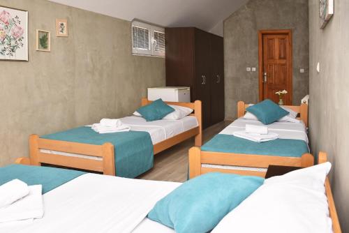 克拉古耶瓦茨Guest House Villa Mir的一间设有两张蓝色和白色床铺的客房
