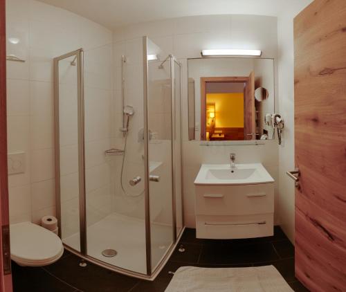 富尔普梅斯哈比希特酒店的带淋浴和盥洗盆的浴室