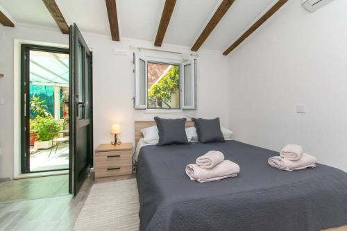 杜布罗夫尼克Sweet Studio with terrace的卧室配有2条毛巾。
