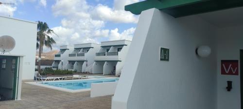 卡门港Casa Julia的享有带游泳池的建筑景致