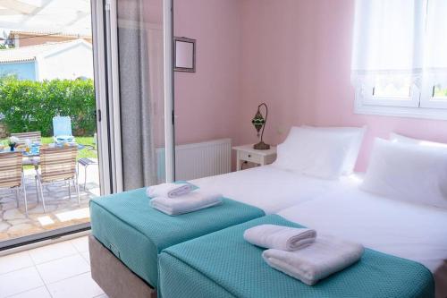 佩萨达Villa Angelina的一间卧室配有带毛巾的床