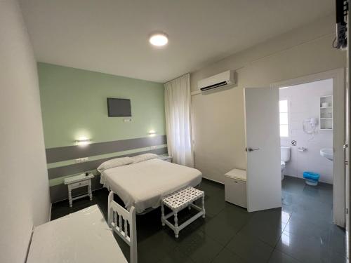 巴萨Hostal Venta Del Sol的一间医院间 - 带床和浴室
