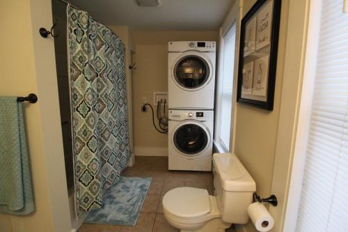 BarreFabulous Barre Apts!的浴室配有洗衣机、洗衣机和烘干机。