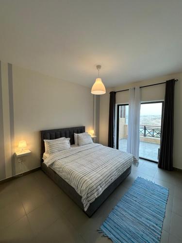 索瓦马Dead Sea view Elite apartment Samara Resort traveler award 2024的一间卧室设有一张床,享有海景