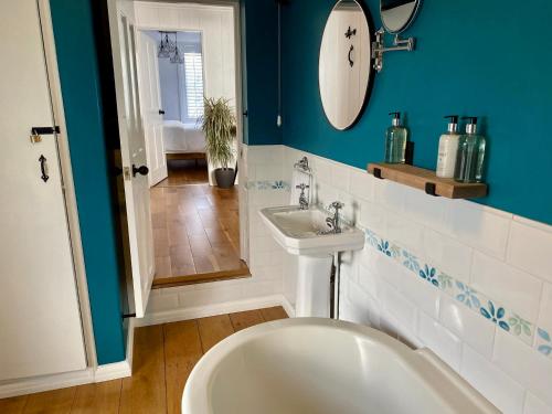 布莱顿霍夫Camelford Street Cottage - Brighton的一间带卫生间、水槽和镜子的浴室