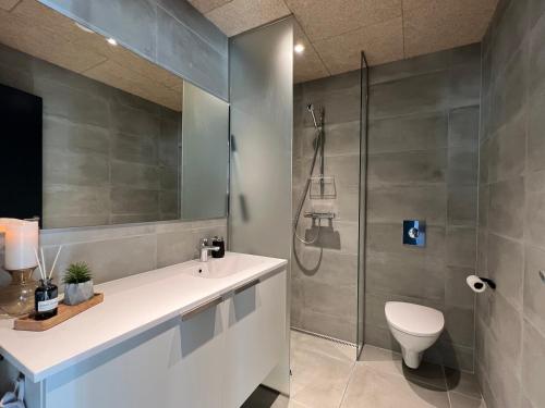 托尔斯港Atlantic Jewel的带淋浴、卫生间和盥洗盆的浴室