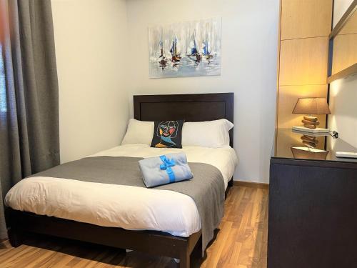拜特龙Chalet at Aqualand Resort的一间卧室配有一张带两个蓝色枕头的床