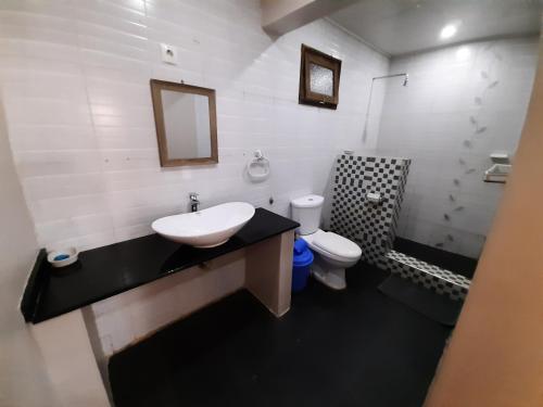 希莫尤Pensao do Viajante的一间带水槽和卫生间的浴室