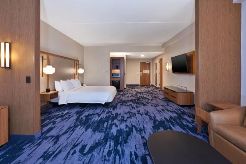 阿尔科Fairfield by Marriott Inn & Suites Knoxville Airport Alcoa的配有一张床和一台平面电视的酒店客房