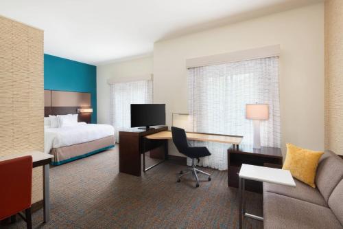 斯帕坦堡Residence Inn by Marriott Spartanburg Westgate的酒店客房配有一张床和一张沙发的书桌