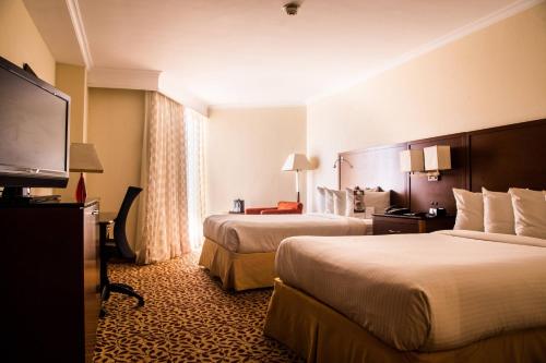 帕拉亚格兰德普拉亚格兰德委内瑞拉万豪酒店的酒店客房设有两张床和一台平面电视。