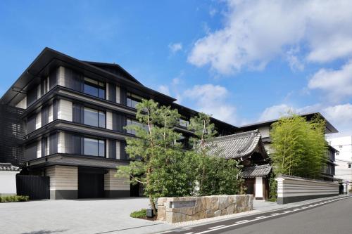 京都HOTEL THE MITSUI KYOTO, a Luxury Collection Hotel & Spa的黑色建筑的图像