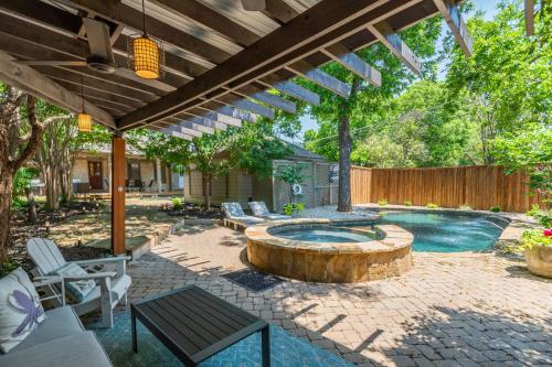 达拉斯Sunset House - Luxury Pool and Hot Tub Retreat的庭院设有一座带木制凉亭的游泳池