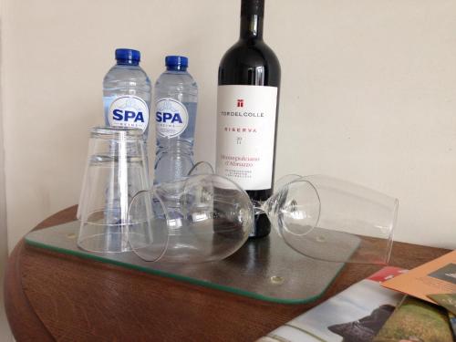 MolkwerumDe Rede的桌子上放一瓶葡萄酒和玻璃杯