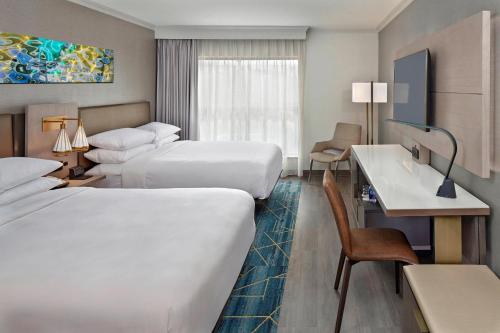 普罗维登斯普罗维登斯市中心万豪酒店的酒店客房配有两张床和一张书桌