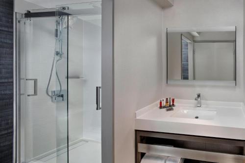普罗维登斯普罗维登斯市中心万豪酒店的一间带水槽和淋浴的浴室