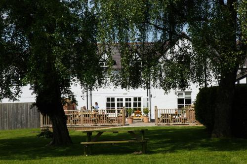 切斯特The Egerton Arms的屋前树下的野餐桌