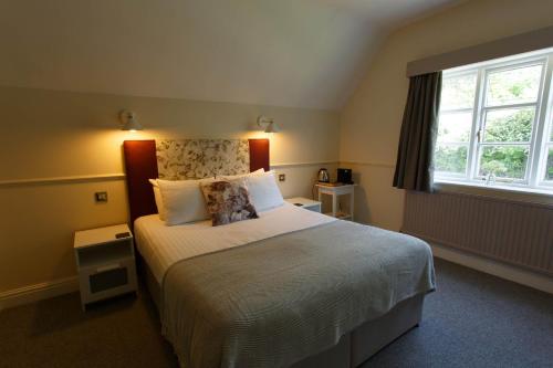切斯特The Egerton Arms的一间卧室设有一张大床和一个窗户。