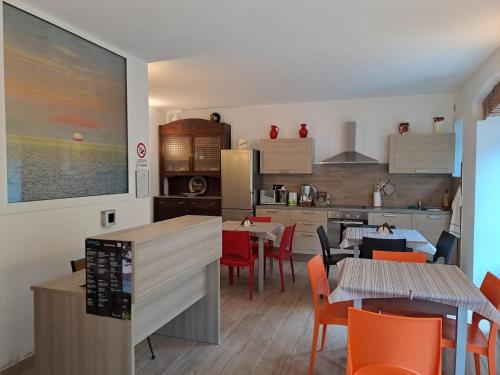 莱万托Agriturismo A' Taversa的厨房以及带桌椅的用餐室。